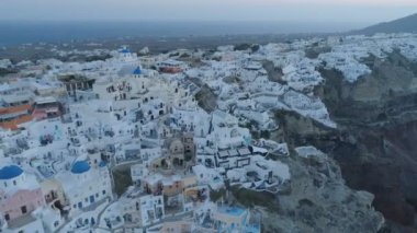 Santorini Yunanistan üzerindeki Oia kentinin üzerinde uçan hava manzarası