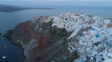 Santorini Yunanistan üzerindeki Oia kentinin üzerinde uçan hava manzarası