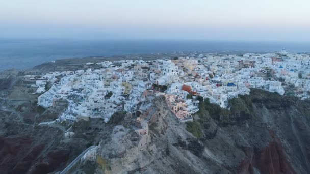 Luchtfoto vliegen over de stad Oia op Santorini Griekenland — Stockvideo