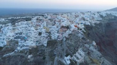 Santorini Yunanistan üzerindeki Oia kentinin üzerinde uçan hava manzarası