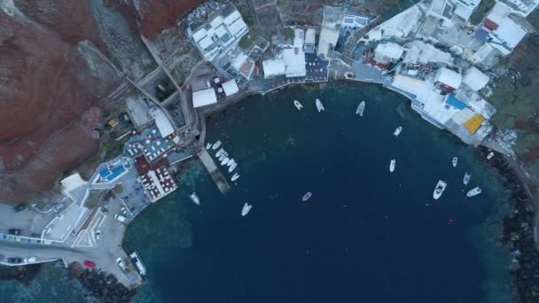 Flygfoto över Ammoudi piren i staden Oia på Santorini Grekland — Stockvideo