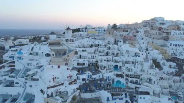 Santorini Yunanistan üzerindeki Oia kentinin üzerinde uçan hava manzarası