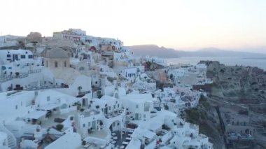 Santorini Yunanistan üzerindeki Oia kentinin üzerinde uçan hava manzarası