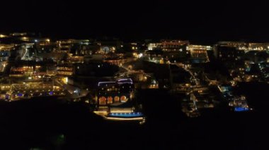 Ünlü Yunan tatil Thira gece havadan görünümü.