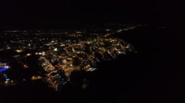 Ünlü Yunan tatil Thira gece havadan görünümü.