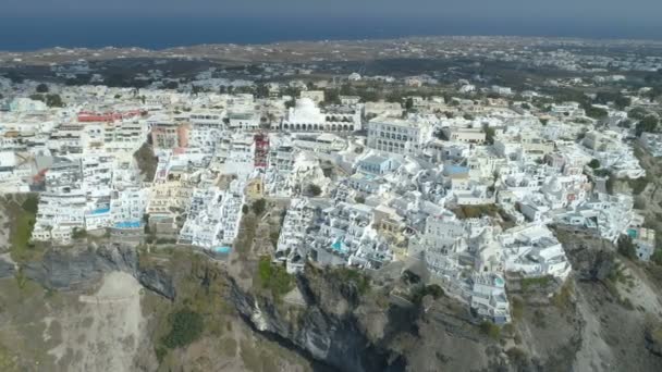 Luftaufnahme des berühmten griechischen Ferienortes thira. — Stockvideo