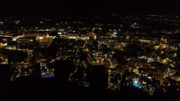 Luftaufnahme des berühmten griechischen Ferienortes thira bei Nacht. — Stockvideo