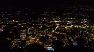 Ünlü Yunan tatil Thira gece havadan görünümü.