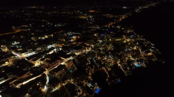 Вид с воздуха на знаменитый греческий курорт Тира ночью . — стоковое видео