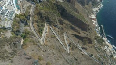 Thira şehrine gidiyor, Santorini bağlantı noktasından merdiven havadan görünümü.