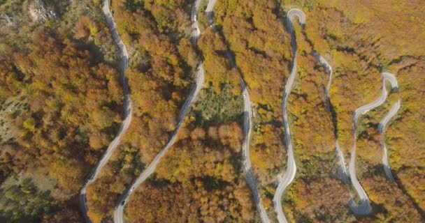 Осінній вид на гірську дорогу зверху — стокове відео