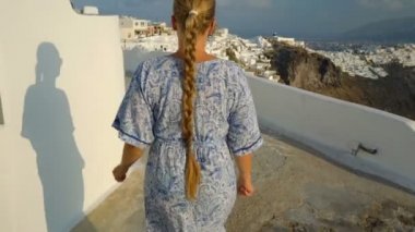 Santorini, Yunanistan onun tatil zevk beyaz ve mavi elbiseli mutlu kadın. Caldera ve Ege Denizi üzerinden Imerovigli görüntüleyin. Etkin, seyahat, turizm kavramları