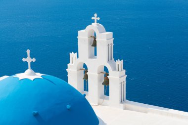 Ege Denizi üzerinden günbatımı manzaralı Meryem Katolik Kilisesi üç çan, Fira, Santorini.