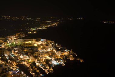 Gece vakti, Santorini, Fira town havadan görünümü.