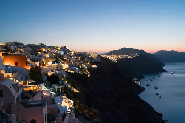 Hora azul de la madrugada en Oia, Santorini . — Foto de Stock