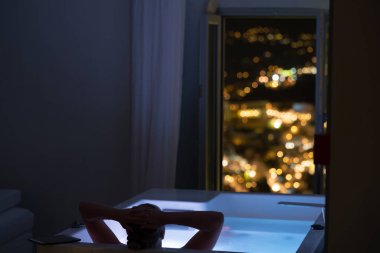 kadın banyoda manzarayı gece City Hotel
