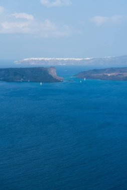 Denizin Santorini karşısında uzaktan Oia şehrin görünümü