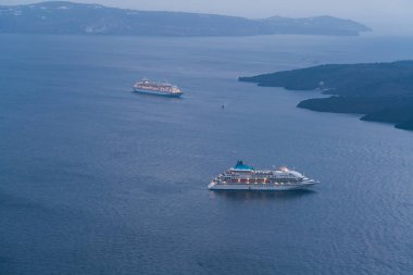 Gömlekleri Yunan Adaları yakınlarında sabah erken cruise.