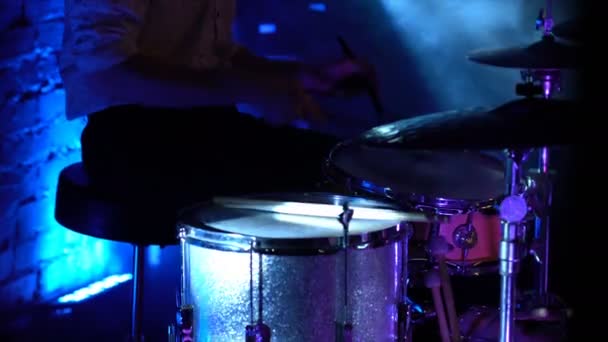 Ανώνυμος ντράμερ Drumming στη σκηνή — Αρχείο Βίντεο