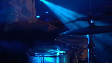 Sahne Alanı'nda davul anonim davulcu