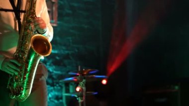 Altın saksafon çalma saksofoncu. Canlı performans.
