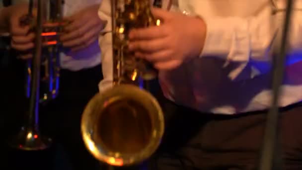 Altın saksafon çalma saksofoncu. Canlı performans. — Stok video