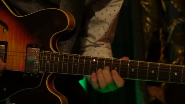 Músico tocando la guitarra eléctrica melodía — Vídeo de stock