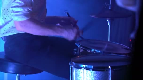 Анонимный барабанщик на сцене — стоковое видео