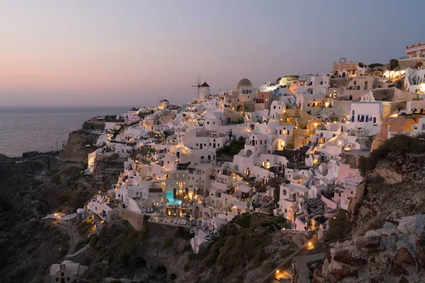 Puesta de sol en la isla de Santorini, vista de la Oia . — Foto de Stock