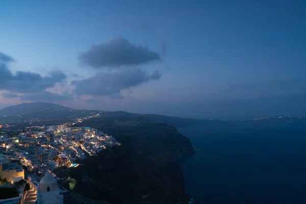 Vista aérea de la ciudad de Fira al amanecer, Santorini . — Foto de Stock