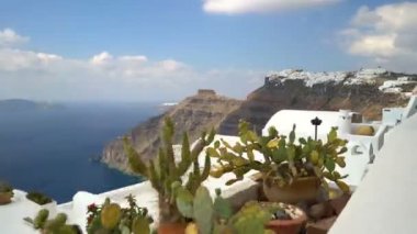 Fira köyü Santorini adasında güneşli yaz tatil günü, Yunanistan yürüyüş