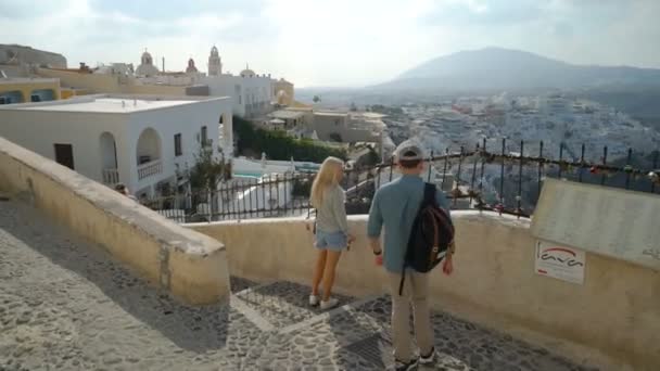Santorini, Grecia - 11 de octubre de 2018: turistas en la calle de la ciudad de Fira — Vídeo de stock