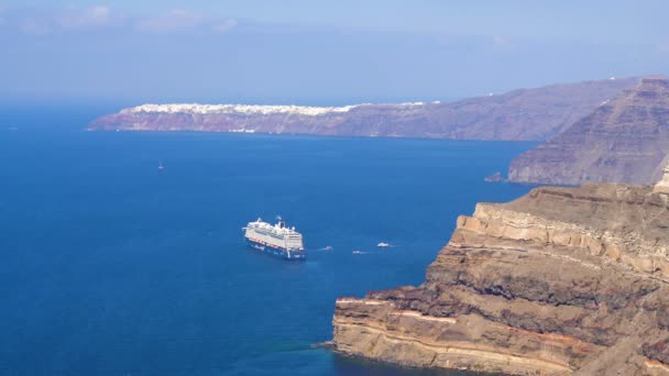 Santorini, Grekland - 11 oktober 2018: Kryssningsfartyg i Santorini förankrad i vulkanisk Caldera — Stockvideo