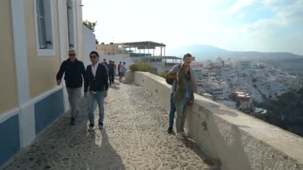 Santorini, Grecia - 11 de octubre de 2018: turistas en la calle de la ciudad de Fira — Vídeos de Stock