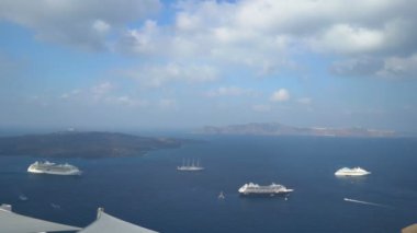 Santorini, Yunanistan - 11 Ekim 2018: Yolcu gemilerine volkanik Caldera demirlemiş Santorini'de
