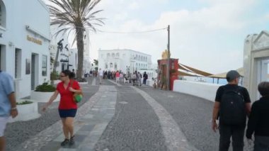 Santorini, Yunanistan - 11 Ekim 2018: turist Fira Town sokakta