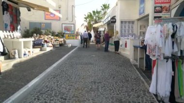 Santorini, Yunanistan - 11 Ekim 2018: turist Fira Town sokakta