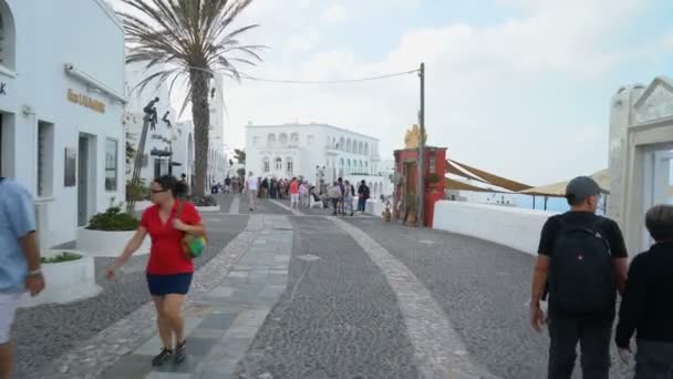 Σαντορίνη, Ελλάδα - 11 Οκτωβρίου 2018: τουρίστες στον δρόμο των Φηρών — Αρχείο Βίντεο