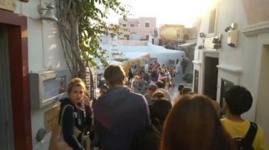 Santorini, Yunanistan - 11 Ekim 2018: turist Oia şehrin sokakta
