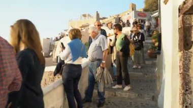 Santorini, Yunanistan - 11 Ekim 2018: turist Oia şehrin sokakta