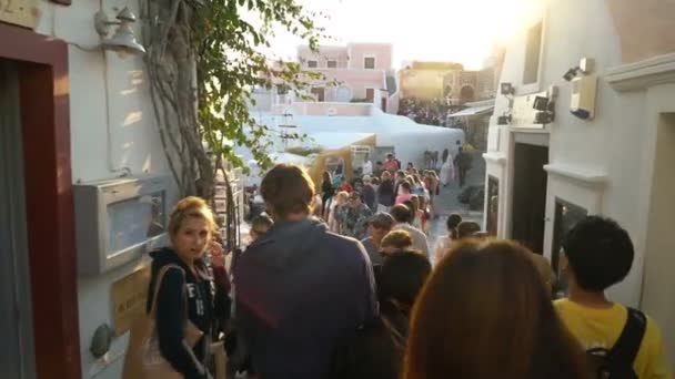 希腊圣托里尼-2018年10月11日: 伊亚镇街道上的游客 — 图库视频影像
