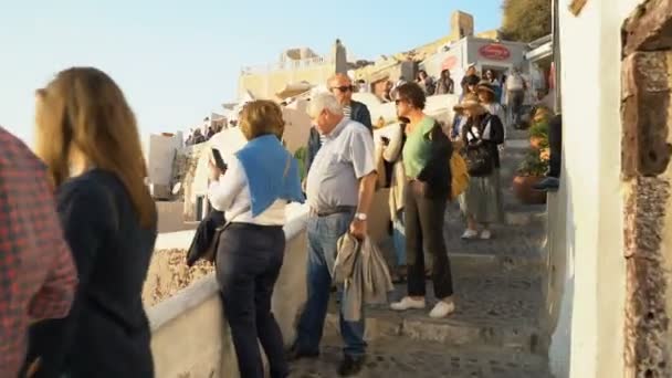 Σαντορίνη, Ελλάδα - 11 Οκτωβρίου 2018: τουρίστες στον δρόμο της πόλη της Οίας — Αρχείο Βίντεο