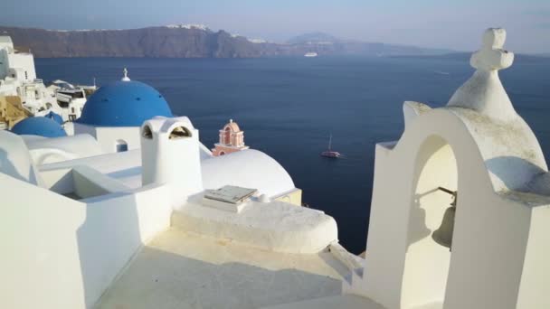 Панорамування видом на блакитний купол церков та кальдеру острова Санторіні, Греція — стокове відео