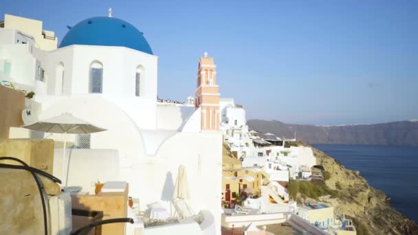 Panning Veduta delle chiese a cupola blu e della Caldera nell'isola di Santorini, Grecia — Video Stock