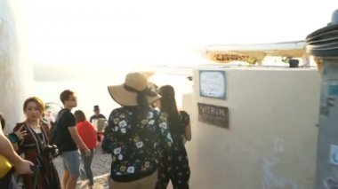 Santorini, Yunanistan - 11 Ekim 2018: turist Oia şehrin sokakta
