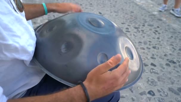 Santorini, Řecko - 11. října 2018: Pouliční umělec výkonu na ulici. — Stock video