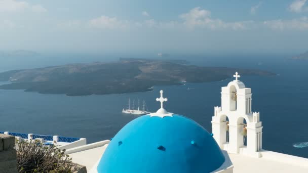 Mar Egeo con vista a la Virgen María Iglesia Católica Tres Campanas de Fira, Santorini. — Vídeo de stock