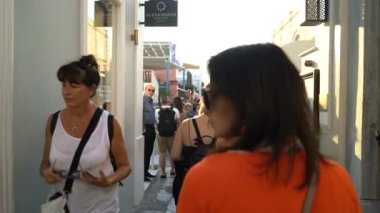 Santorini, Yunanistan - 11 Ekim 2018: turist Oia şehrin sokakta