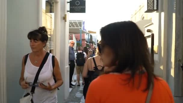 Santorini, Grecia - 11 de octubre de 2018: turistas en la calle de la ciudad de Oia — Vídeos de Stock