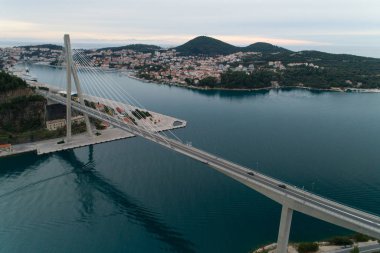 Dubrovnik Köprüsü - şehrin girişinde havadan görünümü.